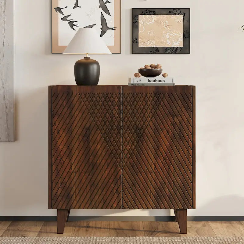 Akzentschrank aus Holz mit verstellbarem Regalboden und geriffeltem Design für das Esszimmer