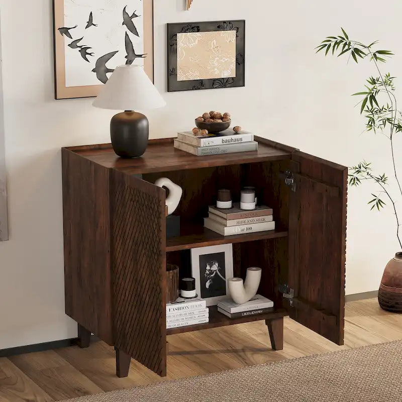 Akzentschrank aus Holz mit verstellbarem Regalboden und geriffeltem Design für das Esszimmer