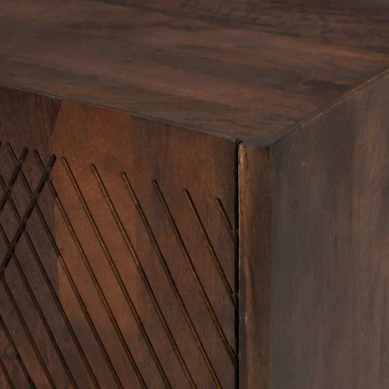 Akzentschrank aus Holz mit verstellbarem Regalboden und geriffeltem Design für das Esszimmer