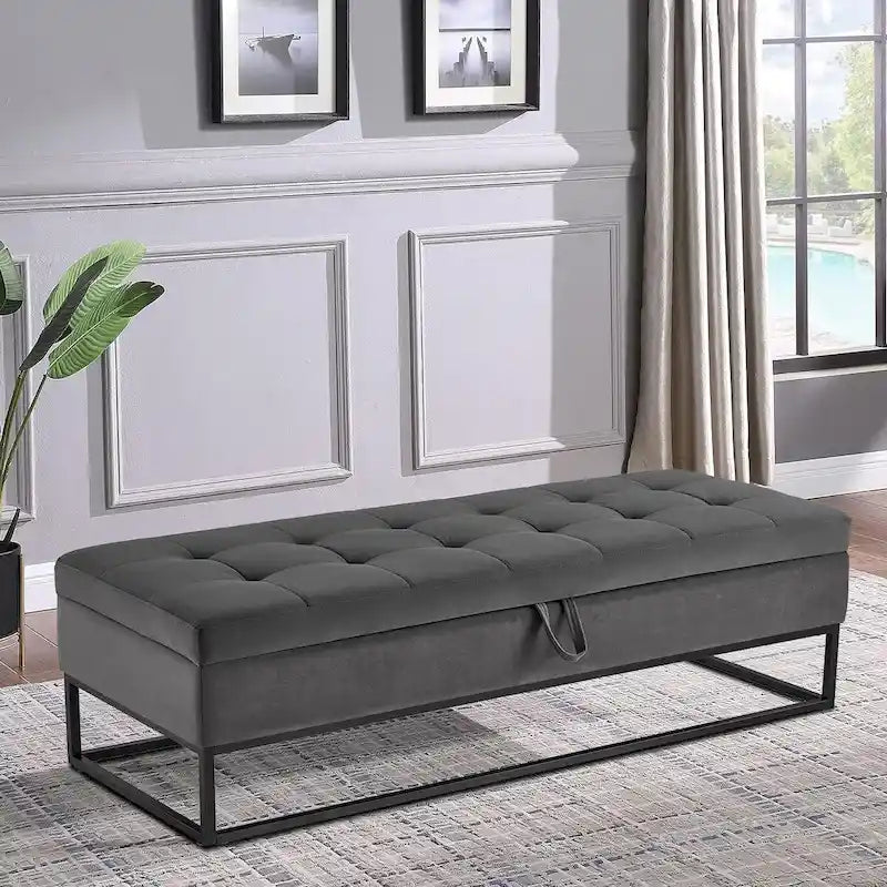 Moderner Samt-Sitzhocker mit Stauraum, aufklappbarer Sitzfläche und Metallgestell