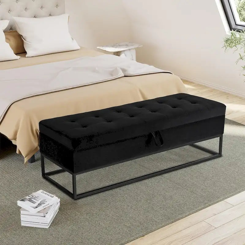 Moderner Samt-Sitzhocker mit Stauraum, aufklappbarer Sitzfläche und Metallgestell